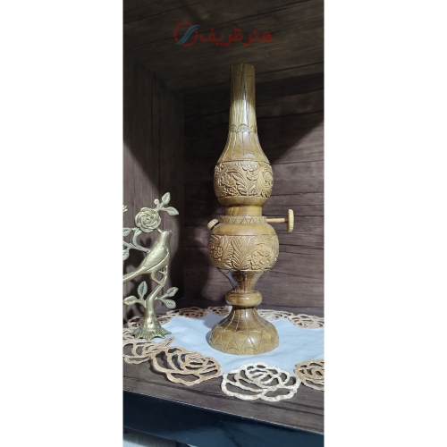 نمای کامل از چراغ گردسوز چوبی با منبت کاری روی چوب گردو، نمایش فرم، ارتفاع و زیبایی کلی آن.