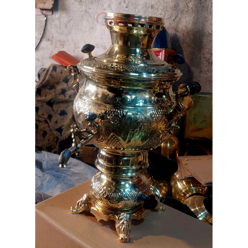 نمای نزدیک بدنه سماور برنجی ۶ لیتری و جزئیات قلم‌زنی هنری با کیفیت اعلا، محصول هنرظریف
