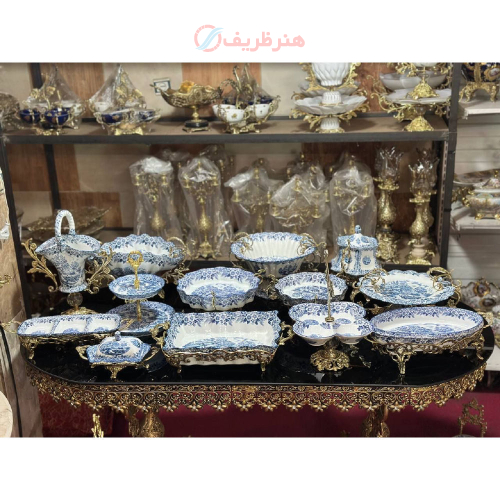 نمای تمام‌نمای ست کامل پذیرایی چینی و برنزی با طراحی شیک