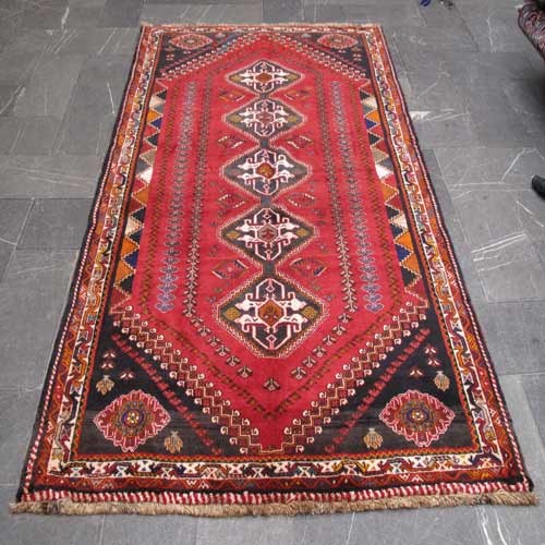 فرش دستباف شيراز طرح ۵ ترنج سایز پرده اي رنگ زمینه لاكي رنگ حاشیه كرم کد ۳۸۶۱9
