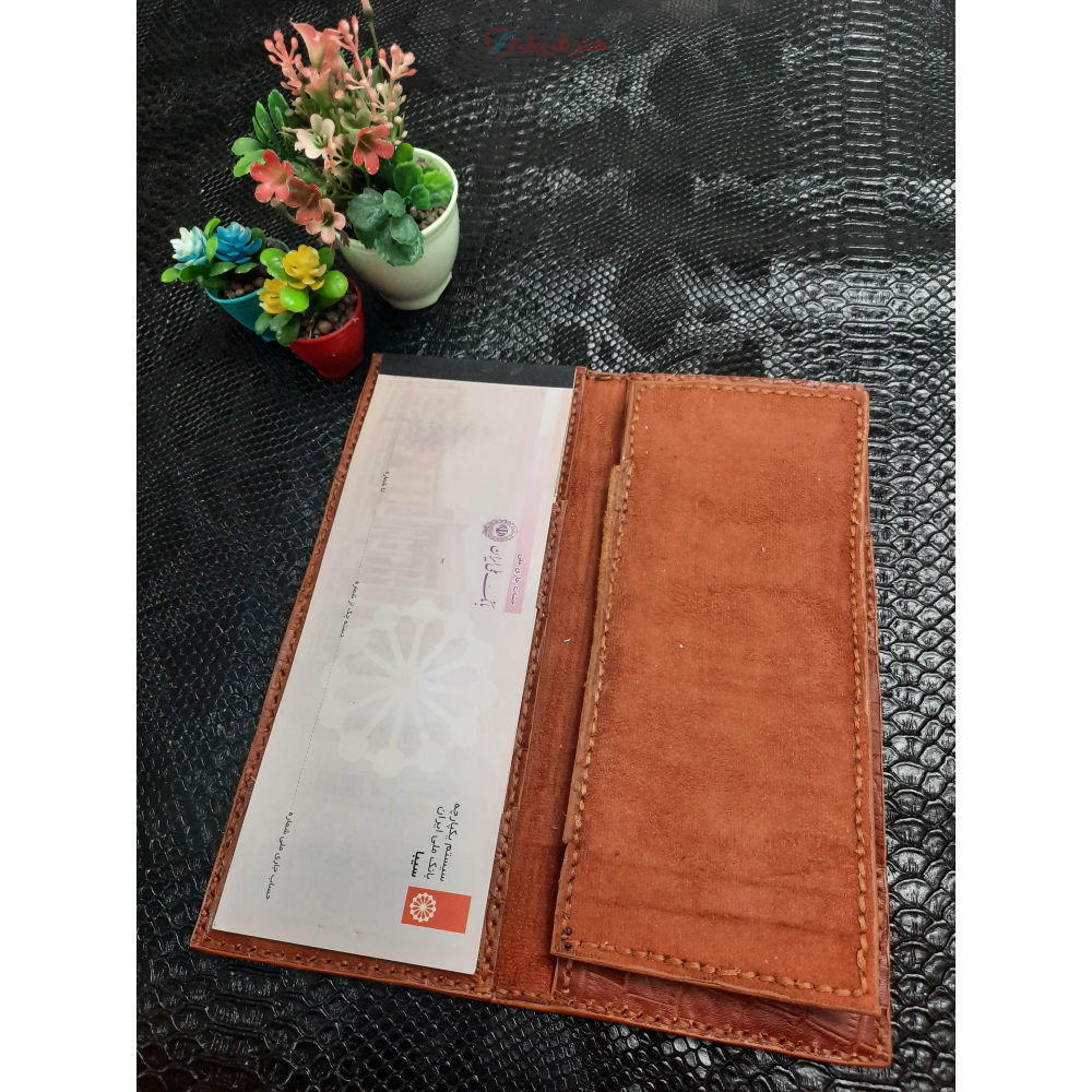 کیف پول مردانه چرم دست‌دوز با طرح هنری و سنتی
