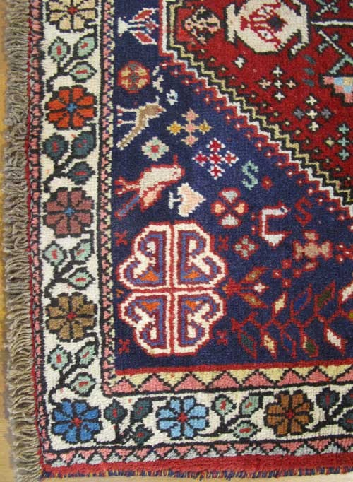 فرش دستباف شيراز طرح لچک و ترنج سایز ذرع و نيم رنگ زمینه لاكي رنگ حاشیه كرم کد ۳۸۷۲۲