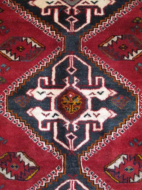 فرش دستباف شيراز طرح ۵ ترنج سایز پرده اي رنگ زمینه لاكي رنگ حاشیه كرم کد ۳۸۶۱9