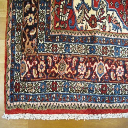 فرش دستباف بيجار قدیم بافت طرح ترنجي ماهي سایز قالي رنگ زمینه لاكي رنگ حاشیه سرمه اي کد ۳۹۹۸۹