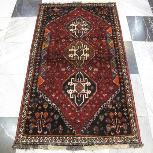 فرش دستباف شيراز طرح ۳ ترنج سایز ذرع و نيم رنگ زمینه لاكي رنگ حاشیه كرم کد ۳۸۵۵۴