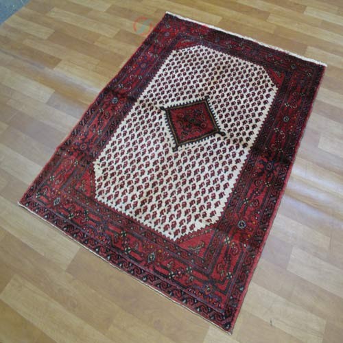 فرش دستباف آنجلاس همدان طرح بته ترنج سایز ذرع و نيم رنگ زمینه كرم رنگ حاشیه لاكي - هنرظریف