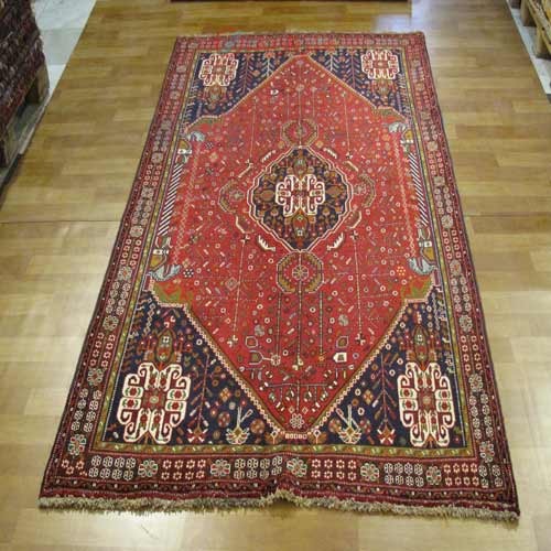 فرش دستباف شيراز طرح لچک و ترنج سایز پرده اي رنگ زمینه لاكي رنگ حاشیه قهوه اي کد ۳۸۶۰۱