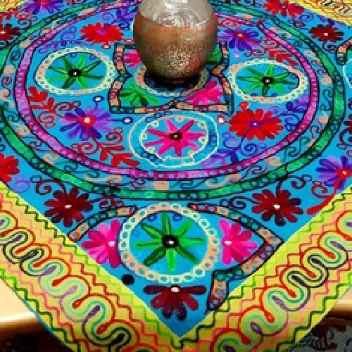 رومیزی مربع سوزن دوزی با پارچه کتان قابل شستشو،  با طرح گلهای بهاری یک طرح و نمونه بی نظیر