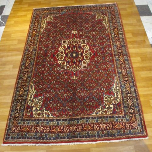 فرش دستباف بيجار قدیم بافت طرح ترنجي ماهي سایز قالي رنگ زمینه لاكي رنگ حاشیه سرمه اي کد ۳۹۹۸۹- هنرظریف