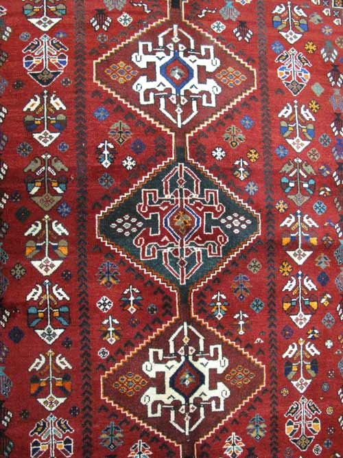فرش دستباف شيراز طرح ۵ ترنج سایز پرده اي رنگ زمینه لاكي رنگ حاشیه كرم کد ۳۸۶۱۸