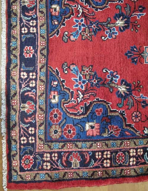 فرش دستباف لاله جين همدان طرح لچک و ترنج سایز كناره رنگ زمینه لاكي رنگ حاشیه سرمه اي کد ۳۸۸۸۶