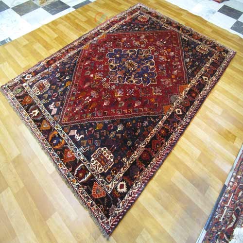 فرش دستباف شيراز طرح لچک و ترنج سایز پرده اي رنگ زمینه لاكي رنگ حاشیه قهوه اي کد ۳۸۶۴۰