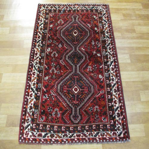 فرش دستباف شيراز طرح ۳ ترنج سایز ذرع و نيم رنگ زمینه لاكي رنگ حاشیه كرم کد ۳۸۴۳۳