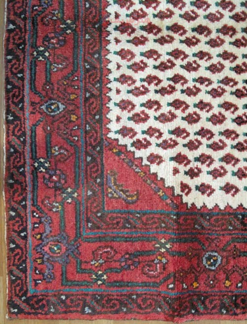 فرش دستباف آنجلاس همدان طرح بته ترنج سایز ذرع و نيم رنگ زمینه كرم رنگ حاشیه لاكي کد ۳۸۸۸۱