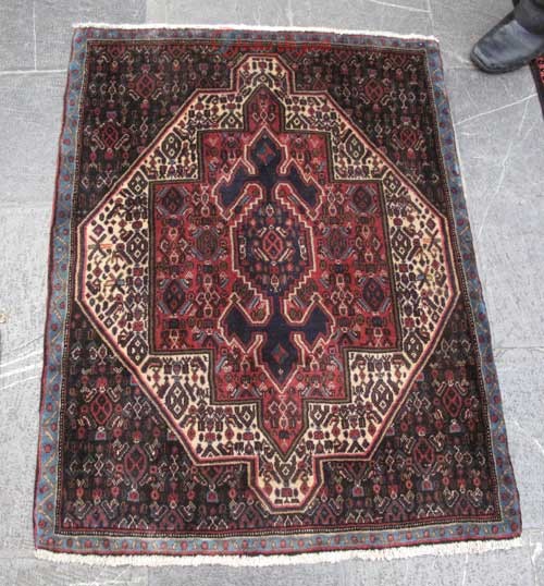 فرش دستباف سنندج طرح لچک و ترنج سایز پشتي رنگ زمینه كرم رنگ حاشیه آبي کد ۳۸۲۳۴