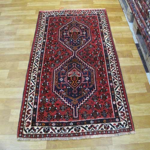 فرش دستباف شيراز طرح ۲ ترنج سایز ذرع و نيم رنگ زمینه لاكي رنگ حاشیه كرم کد ۳۸۴۴۷