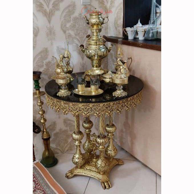 میز خاطره قطر 70، صفحه شیشه، جنس آلیاژ آلومینیوم با آبکاری برنز