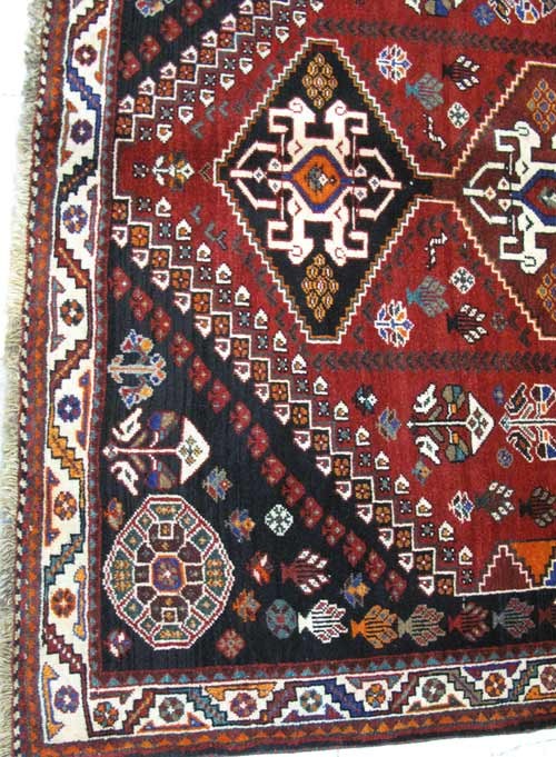 فرش دستباف شيراز طرح ۵ ترنج سایز پرده اي رنگ زمینه لاكي رنگ حاشیه كرم کد ۳۸۶۱۸