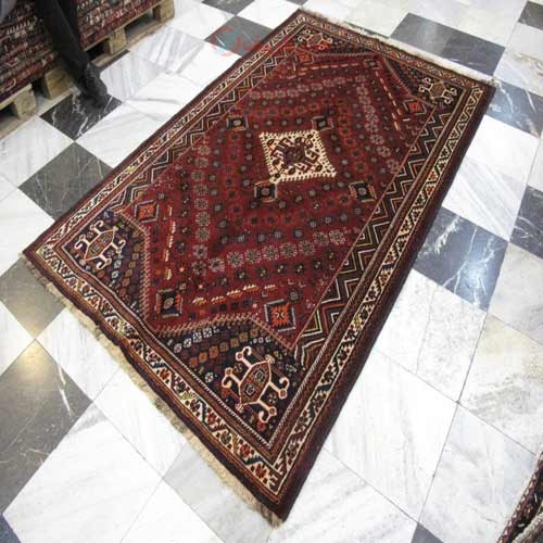 فرش دستباف شيراز طرح لچک و ترنج سایز پرده اي رنگ زمینه لاكي رنگ حاشیه كرم کد ۳۸۶۴۴