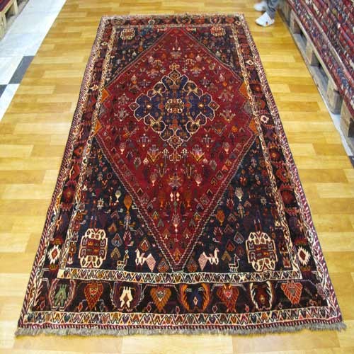 فرش دستباف شيراز طرح لچک و ترنج سایز پرده اي رنگ زمینه لاكي رنگ حاشیه قهوه اي کد ۳۸۶۴۰