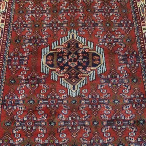 فرش دستباف اسد آباد همدان طرح لچک و ترنج سایز ذرع و نيم رنگ زمینه لاكي رنگ حاشیه كرم کد ۳۸۱۳۳