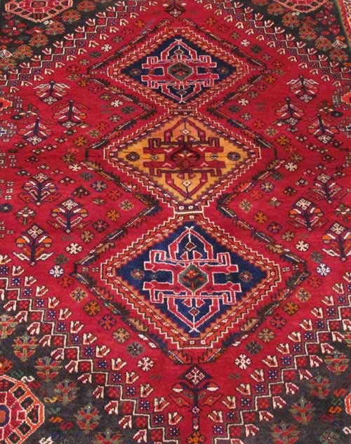 فرش دستباف شيراز طرح ۳ ترنج سایز ذرع و نيم رنگ زمینه لاكي رنگ حاشیه كرم کد ۳۸۵۵۹