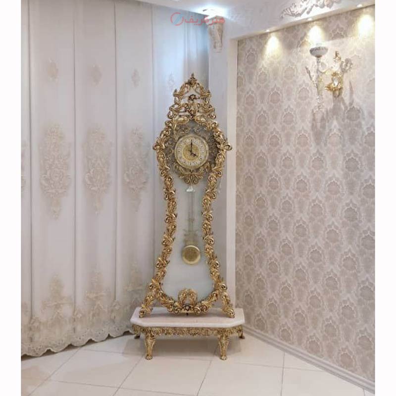 ساعت کنارسالنی ایستاده کمر باریک، جنس آلیاژ آلومینیوم، آبکاری برنز