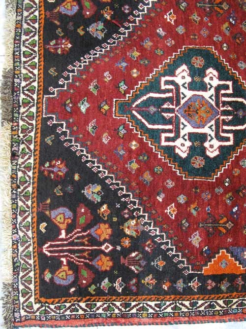 فرش دستباف شيراز طرح ۳ ترنج سایز ذرع و نيم رنگ زمینه لاكي رنگ حاشیه كرم کد ۳۸۵۵۴
