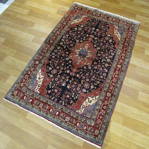 فرش دستباف جوزان ملاير طرح لچک و ترنج سایز ذرع و نيم رنگ زمینه سرمه اي رنگ حاشیه لاكي کد ۳۸۹۳۷