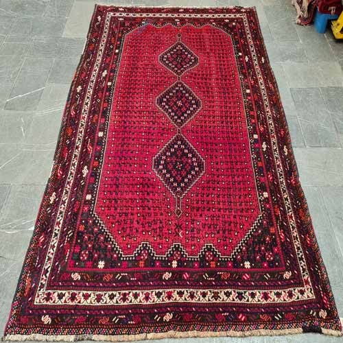 فرش دستباف شيراز طرح ۳ ترنج سایز قالي رنگ زمینه لاكي رنگ حاشیه كرم کد ۳۸۴۱۵