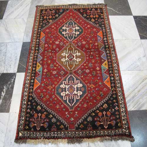 فرش دستباف شيراز طرح ۳ ترنج سایز ذرع و نيم رنگ زمینه لاكي رنگ حاشیه كرم - هنرظریف