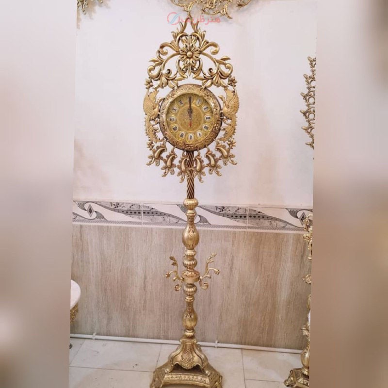 ساعت ایستاده تک ستون، طرح طاووس، جنس آلیاژ آلومینیوم با آبکاری برنز