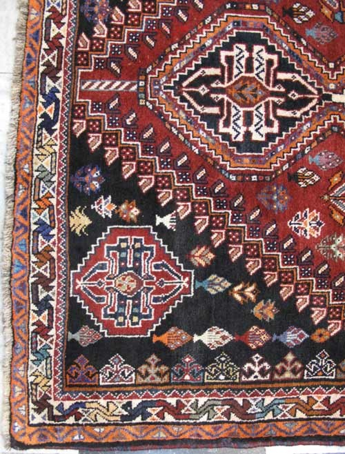 فرش دستباف شيراز طرح ۵ ترنج سایز پرده اي رنگ زمینه لاكي رنگ حاشیه كرم کد ۳۸۶۲۰