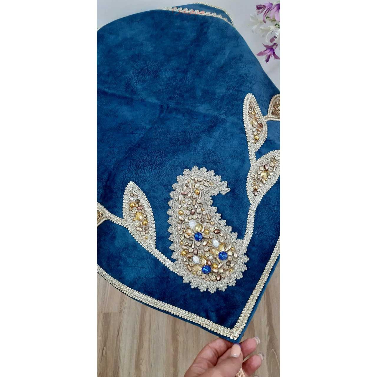 رومیزی مربع سنگ دوزی با پارچه مخمل ترک یک کار بینظیر و تلفیقی از هنر دست و طراحی بسیار زیبا