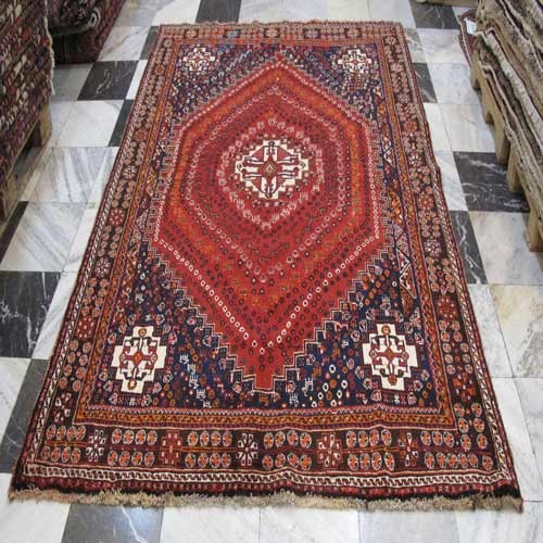 فرش دستباف شيراز در مغازه طرح لچک و ترنج سایز قالي رنگ زمینه لاكي رنگ حاشیه قهوه اي کد ۳۸۴۶۱