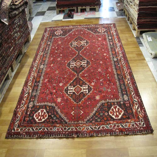 فرش دستباف شيراز طرح ۳ ترنج سایز قالي رنگ زمینه لاكي رنگ حاشیه كرم کد ۳۸۴۱۷