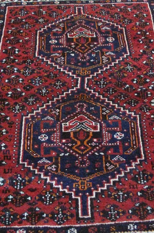 فرش دستباف شيراز طرح ۲ ترنج سایز ذرع و نيم رنگ زمینه لاكي رنگ حاشیه كرم کد ۳۸۴۴۷