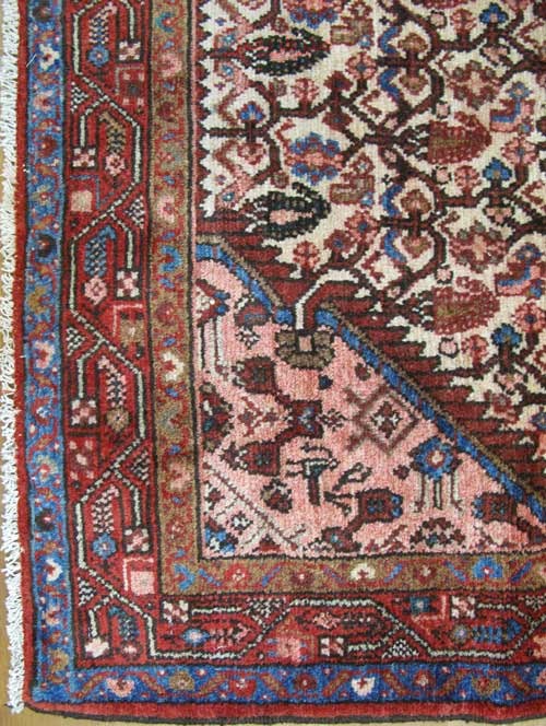 فرش دستباف اسد آباد همدان طرح لچک و ترنج سایز قاليچه رنگ زمینه كرم رنگ حاشیه لاكي کد ۳۸۱۱۵