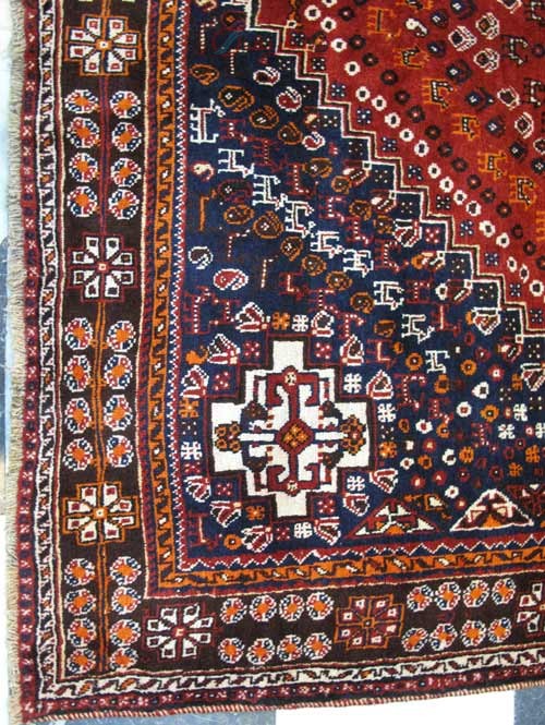 فرش دستباف شيراز در مغازه طرح لچک و ترنج سایز قالي رنگ زمینه لاكي رنگ حاشیه قهوه اي کد ۳۸۴۶۱