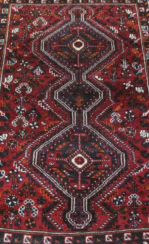 فرش دستباف شيراز طرح ۳ ترنج سایز ذرع و نيم رنگ زمینه لاكي رنگ حاشیه كرم کد ۳۸۴۳۳