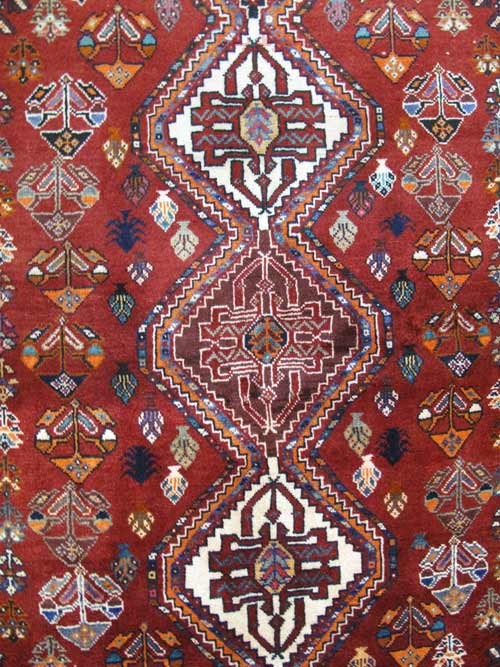 فرش دستباف شيراز طرح ۵ ترنج سایز پرده اي رنگ زمینه لاكي رنگ حاشیه كرم کد ۳۸۶۲۰