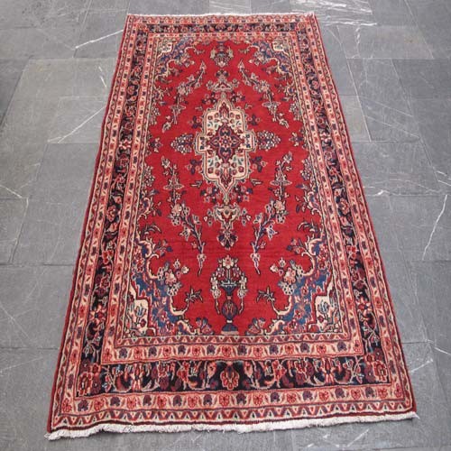 فرش دستباف همدان شهرباف طرح لچک و ترنج سایز قاليچه رنگ زمینه لاكي رنگ حاشیه سرمه اي کد ۳۸۱۴۱