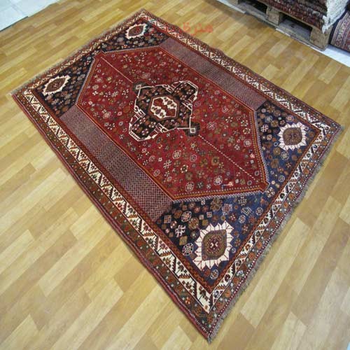 فرش دستباف شيراز طرح لچک و ترنج سایز قاليچه رنگ زمینه لاكي رنگ حاشیه كرم کد ۳۸۶۸۷