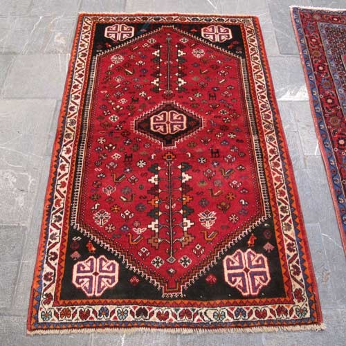فرش دستباف شيراز طرح لچک و ترنج سایز ذرع و نيم رنگ زمینه لاكي رنگ حاشیه كرم کد ۳۸۴۳۶