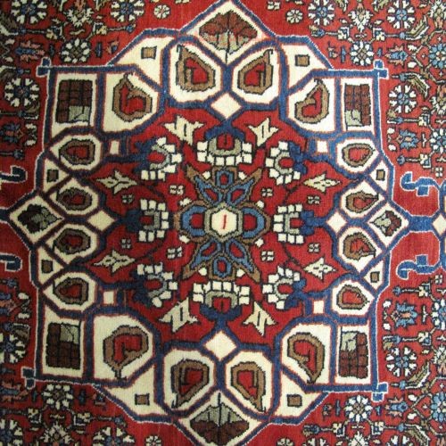 فرش دستباف بيجار قدیم بافت طرح ترنجي ماهي سایز قالي رنگ زمینه لاكي رنگ حاشیه سرمه اي کد ۳۹۹۸۹