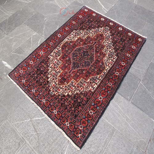 فرش دستباف سنندج طرح لچک و ترنج سایز ذرع و نيم رنگ زمینه كرم رنگ حاشیه لاكي - هنرظریف