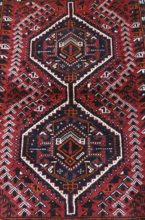 فرش دستباف شيراز طرح ۲ ترنج سایز ذرع و نيم رنگ زمینه لاكي رنگ حاشیه كرم کد ۳۸۴۴۸