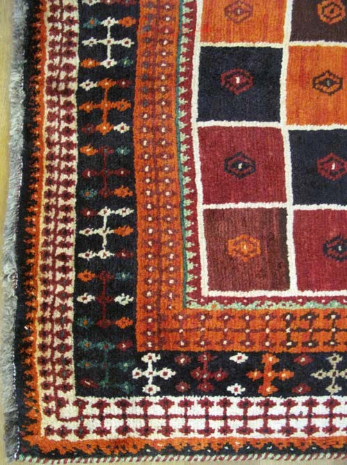 فرش دستباف گبه طرح خشتي سایز قاليچه رنگ زمینه الوان رنگ حاشیه سرمه اي کد ۳۸۶۷۰