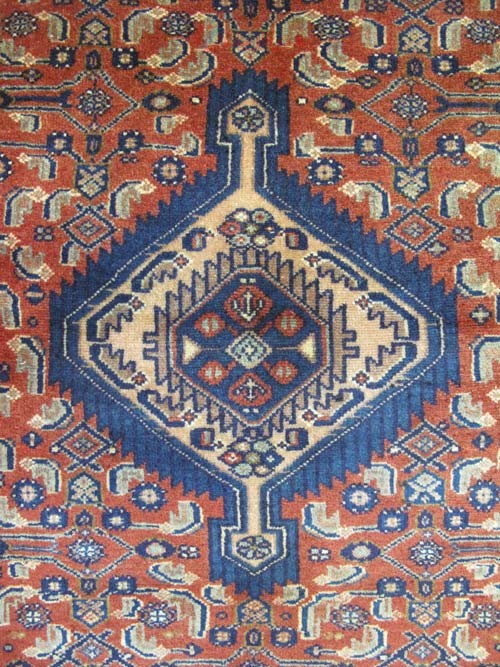 فرش دستباف اسد آباد همدان طرح لچک و ترنج سایز ذرع و نيم رنگ زمینه لاكي رنگ حاشیه سرمه اي کد ۳۸۰۷۵