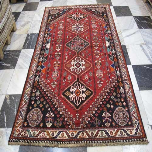 فرش دستباف شيراز طرح ۵ ترنج سایز پرده اي رنگ زمینه لاكي رنگ حاشیه كرم کد ۳۸۶۱۸